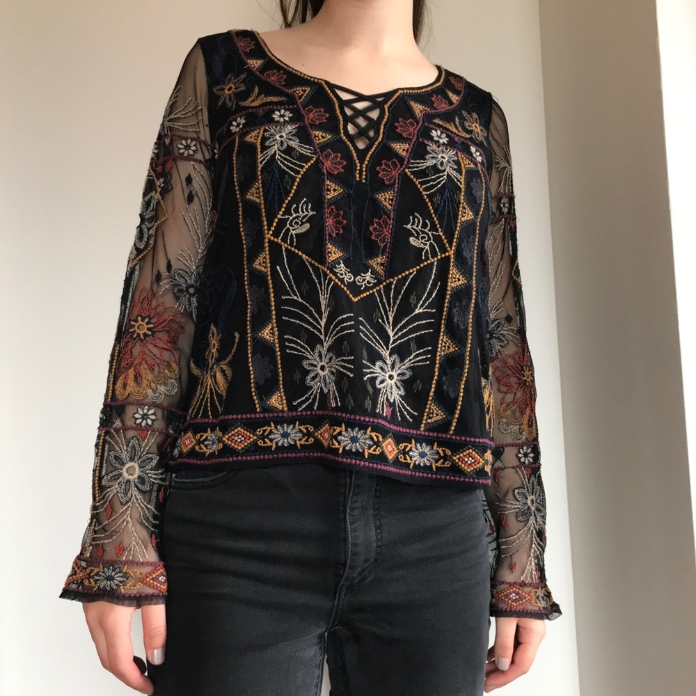 American Eagle Size M Embroidered flower blouse